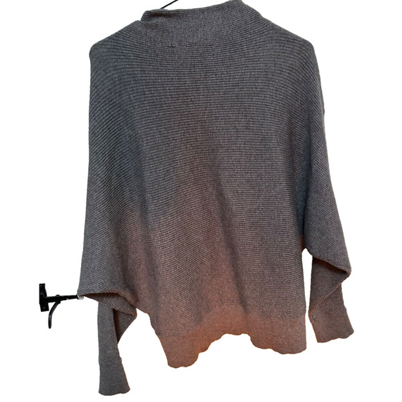 T TAHARI Woman’s Sweater Dolman Sleeves Mock Neck Grey Heather Buttons Soft S - Picture 7 of 9